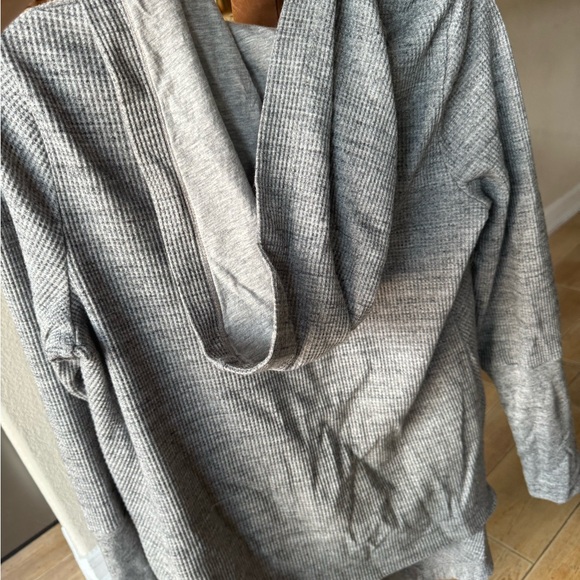 Splendid long sleeve wrap w/hood - Picture 4 of 7